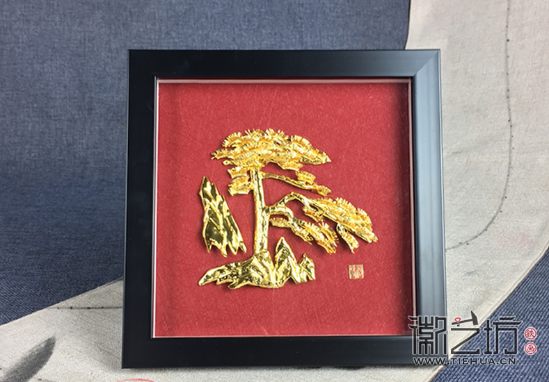 经典拉丝红镀金迎客松铁画摆台