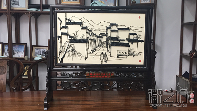 热情友好 宽容礼让 安徽中环赠深交所双面台屏铁画《迎客松与六尺巷》