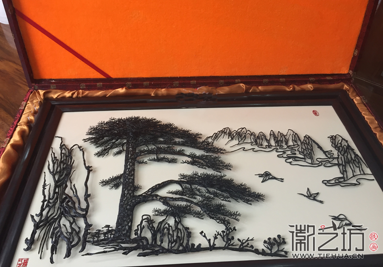 鸡翅木双面台屏迎客松六尺巷铁画礼盒展示3