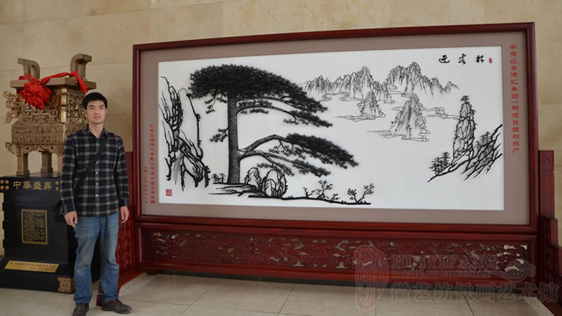 恭贺江苏博汇集团项目投产定制的庆典礼品红木雕花迎客松屏风